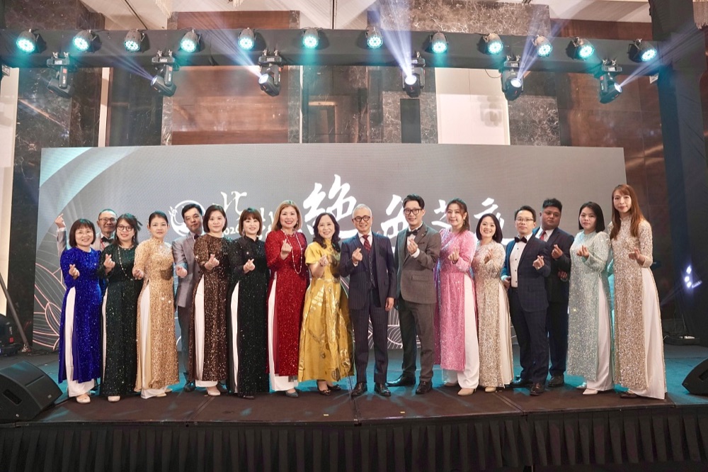 2026 年圓夢年會舞台上的合影